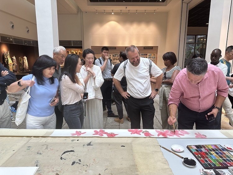 首屆國際傳播“絲路獎(jiǎng)”獲獎(jiǎng)代表等在廣州市荔灣區(qū)永慶坊參加文化交流活動(dòng)。楊爍壁、王燕攝影報(bào)道