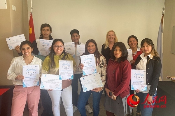 社區(qū)工作專家莫伊拉（后排右二）向“中文工坊”第二期培訓(xùn)班部分結(jié)業(yè)學(xué)員頒發(fā)由薩爾塔省教育部簽發(fā)的結(jié)業(yè)證書(shū)。人民網(wǎng)記者 吳思萱攝