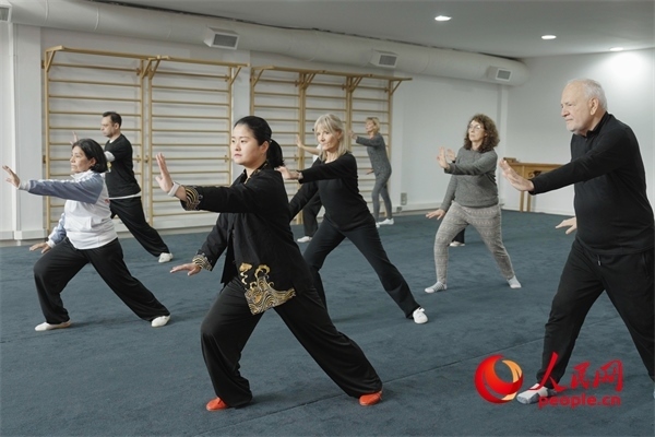 阿根廷武術(shù)俱樂(lè)部協(xié)會(huì)副會(huì)長(zhǎng)陳敏正在教學(xué)。人民網(wǎng)記者 張若涵攝