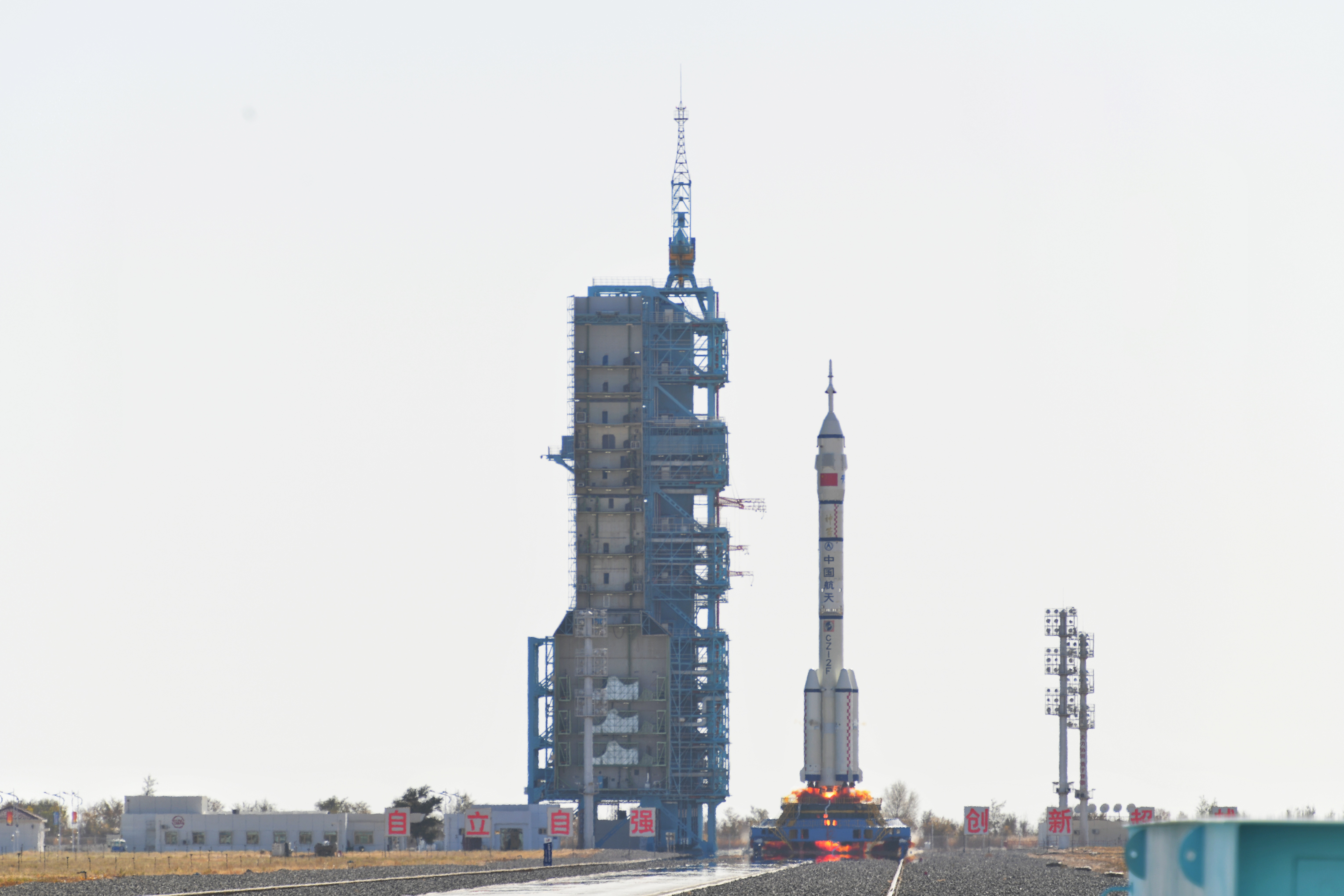 神舟十七號載人飛船發(fā)射升空震撼瞬間。人民網(wǎng) 張啟川攝