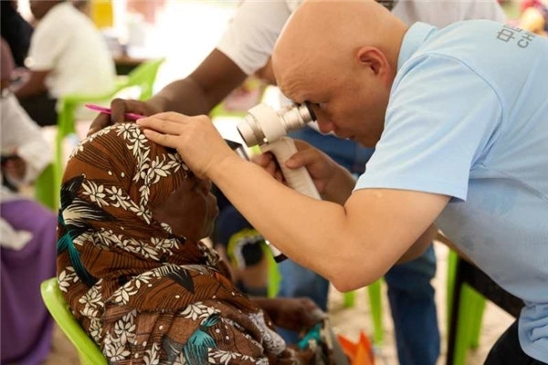 醫(yī)療隊(duì)為當(dāng)?shù)鼗颊吡x診。中國援桑醫(yī)療隊(duì)供圖