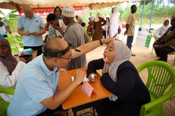 醫(yī)療隊(duì)為當(dāng)?shù)鼗颊吡x診。中國援桑醫(yī)療隊(duì)供圖