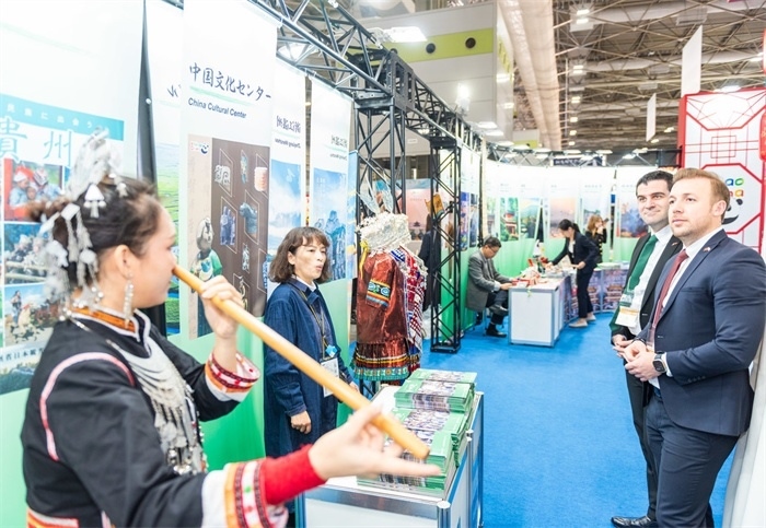 日本國(guó)際旅游博覽會(huì)中國(guó)展館的黎族非遺項(xiàng)目“鼻簫”表演。圖片由中國(guó)駐東京旅游辦事處提供