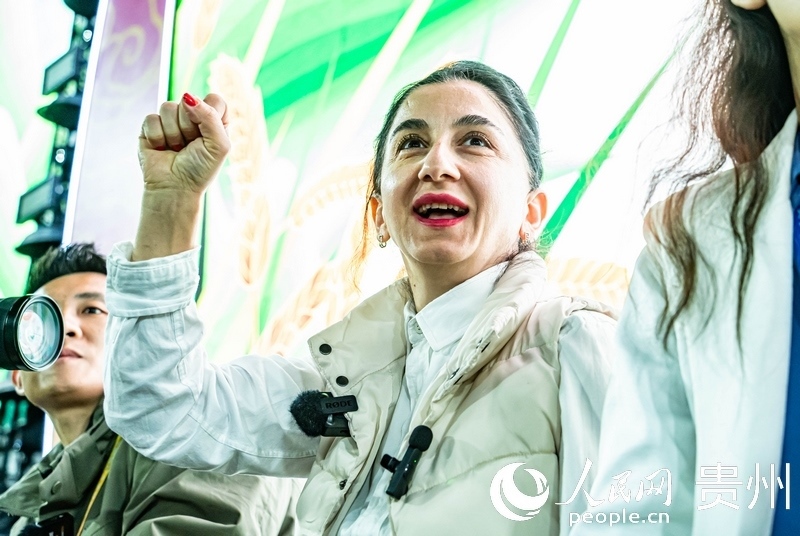 外媒記者在現(xiàn)場吶喊助威。人民網(wǎng) 陽茜攝