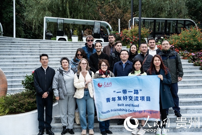 合影留念。人民網(wǎng) 陽茜攝