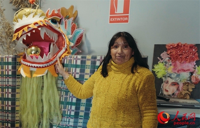 “熊貓閱覽室”一角。盧漢·梅洛為記者展示大使館贈(zèng)送的龍頭。人民網(wǎng)記者 張若涵攝