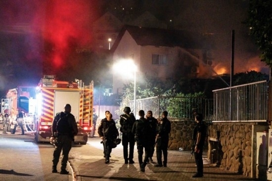  10月29日，在以色列北部城市謝莫納，以軍士兵和急救人員在一處被火箭彈擊中的現場執(zhí)勤。新華社發(fā)（阿亞爾·馬爾戈林攝/基尼圖片社）
