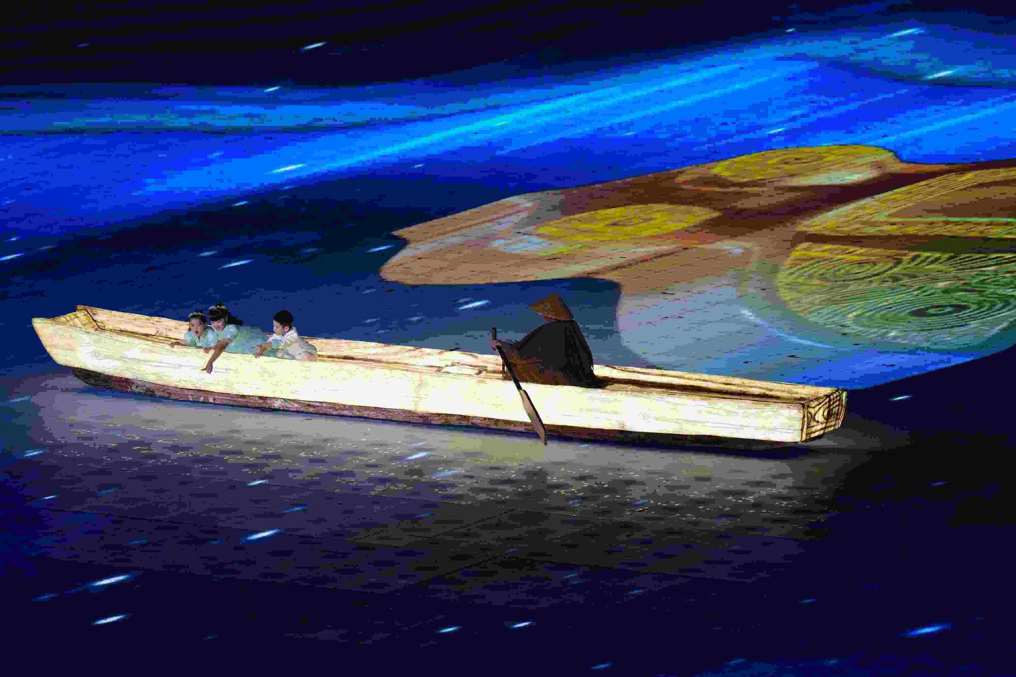 △2023年10月28日，杭州亞殘運(yùn)會(huì)閉幕式上的“中華第一舟”。