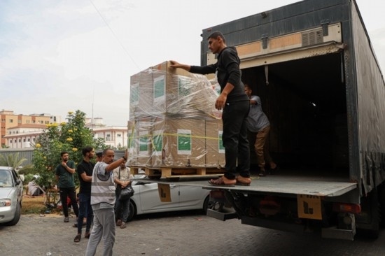  10月29日，工作人員在加沙地帶南部城市汗尤尼斯的一家醫(yī)院搬運醫(yī)療援助物資。新華社發(fā)（里澤克·阿卜杜勒賈瓦德攝）