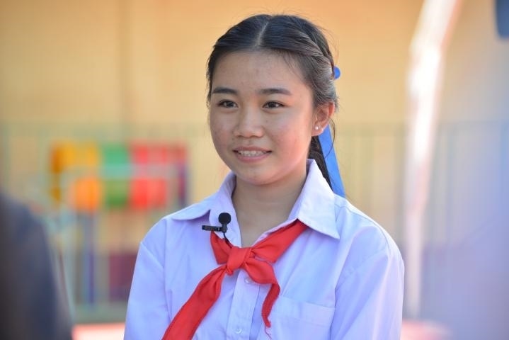 蓬批灣結(jié)束中國之行返回老撾后接受記者采訪。