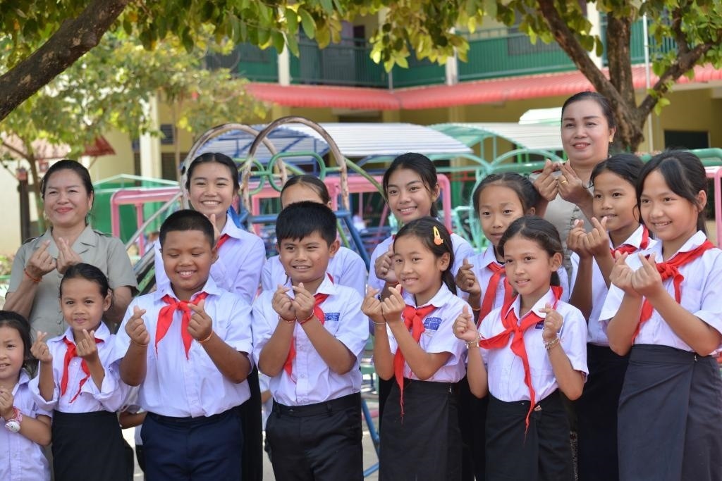 在采訪中，中老友好農(nóng)冰村小學(xué)師生為老中友誼“比心”。