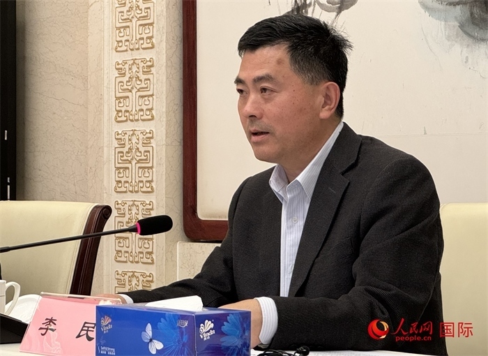 10月31日，歐美同學(xué)會(huì)秘書長李民在第五屆中法文化論壇媒體吹風(fēng)會(huì)上講話。（人民網(wǎng) 謝瑩攝）