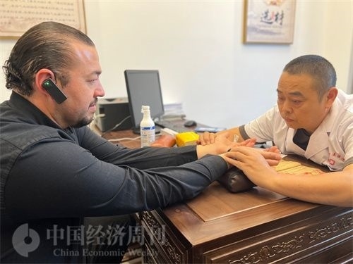  （外媒記者走進(jìn)中醫(yī)堂，問診中醫(yī)名師。中國(guó)經(jīng)濟(jì)周刊記者 郭志強(qiáng)攝）