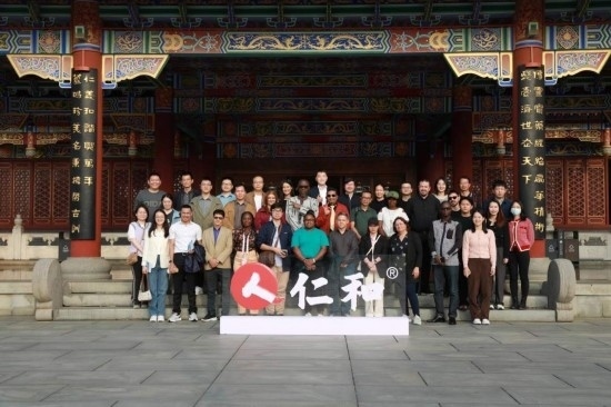 2023“一帶一路”媒體合作論壇聯(lián)合采訪團(tuán)參觀仁和集團(tuán)。（受訪者供圖）