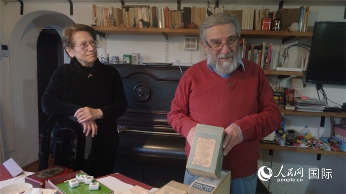 艾麗西亞·奧夫雷貢（左）和馬里奧·帕佐斯向記者展示家中收藏的西班牙語版《紅樓夢》。人民網記者 張若涵攝