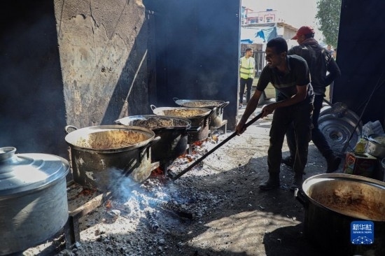 11月3日，在加沙地帶南部城市拉法，人們在煤氣中斷后用柴火做飯。新華社發(fā)（里澤克·阿卜杜勒賈瓦德攝）