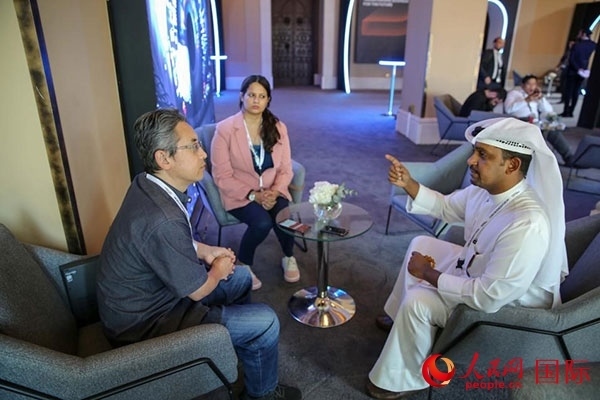 人民網(wǎng)記者采訪迪拜創(chuàng)新企業(yè)家索萊曼·里法伊（右一），索萊曼表示期待加強(qiáng)與中方合作。人民網(wǎng) 塔里克·易卜拉欣 攝
