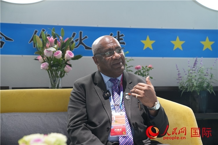 斐濟(jì)副總理兼貿(mào)易部長卡米卡米加談參加進(jìn)博會(huì)感受。人民網(wǎng)記者 吳超嵐攝