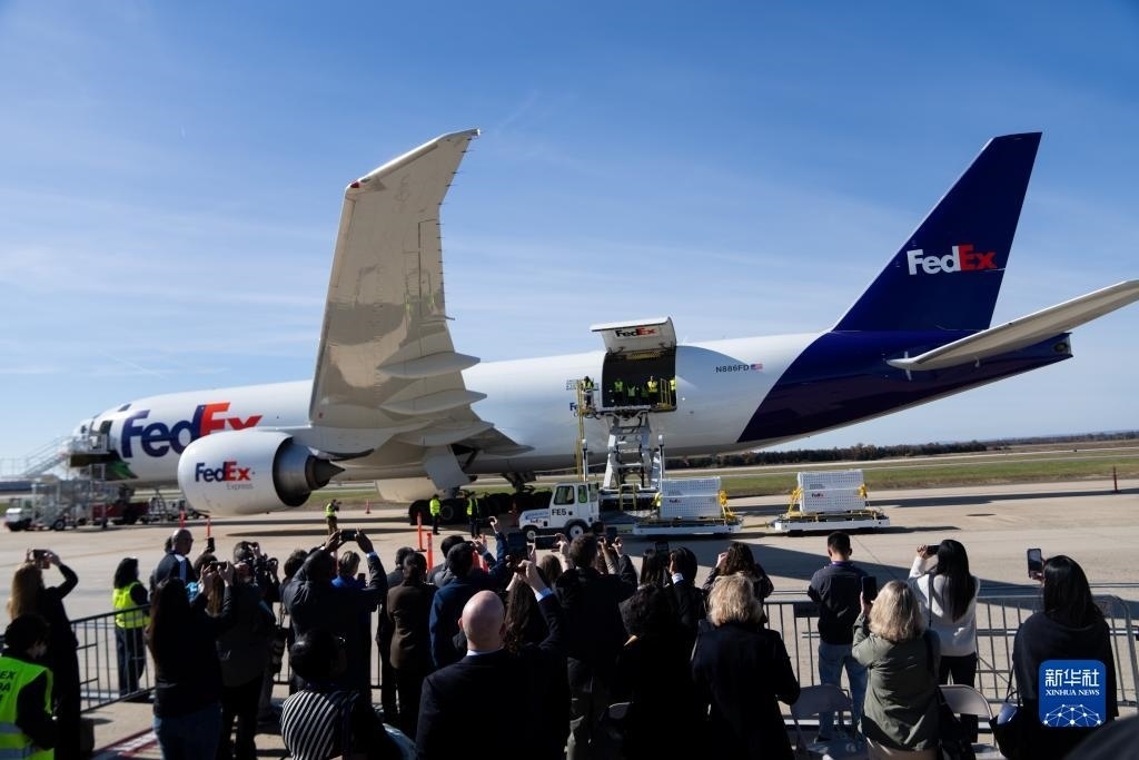 11月8日，在美國(guó)弗吉尼亞州的華盛頓杜勒斯國(guó)際機(jī)場(chǎng)，裝有大熊貓的特制“旅行包廂”準(zhǔn)備運(yùn)上專機(jī)。新華社記者劉杰攝