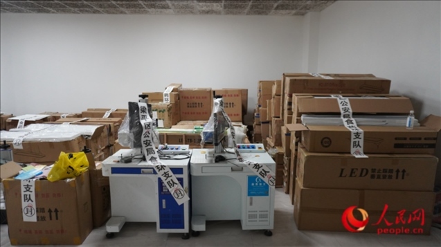 查封的假冒品牌燈具等。人民網(wǎng) 肖聰聰 攝