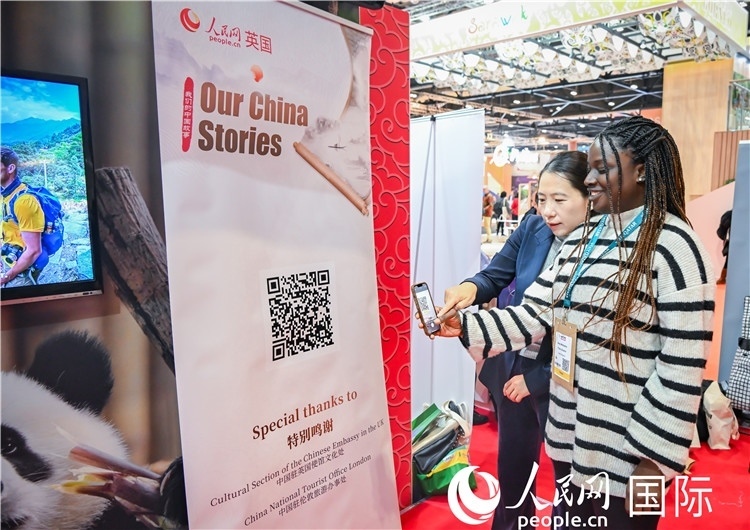 觀眾掃碼《我們的中國故事》系列視頻。人民網(wǎng) 郭錦標攝