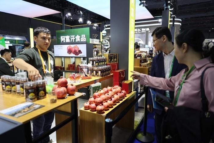 11月6日，在第六屆進(jìn)博會(huì)食品及農(nóng)產(chǎn)品展區(qū)，阿富汗食品吸引參展人員。