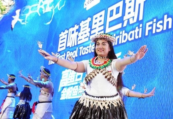 11月8日，來自基里巴斯的參展人員在基里巴斯水產(chǎn)品推介活動(dòng)上表演。