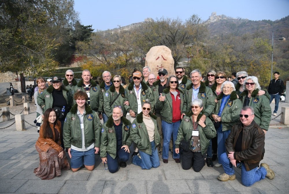 2023年10月29日，飛虎隊老兵莫耶一行人在北京八達嶺長城合影留念。當日，美中航空遺產基金會訪華代表團成員陸續(xù)抵達北京。新華社記者 任超 攝