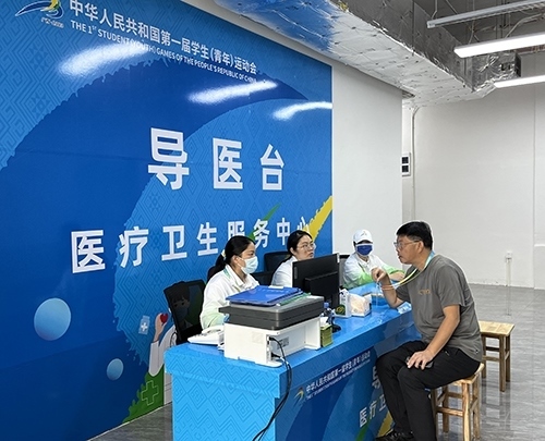 村內(nèi)住客在醫(yī)療衛(wèi)生服務(wù)中心導(dǎo)醫(yī)臺問診。人民網(wǎng)記者 歐興榮攝