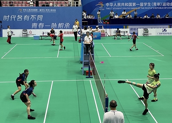 11月11日，第一屆全國學(xué)生（青年）運動會毽球（校園組）比賽現(xiàn)場。人民網(wǎng)記者 歐興榮攝