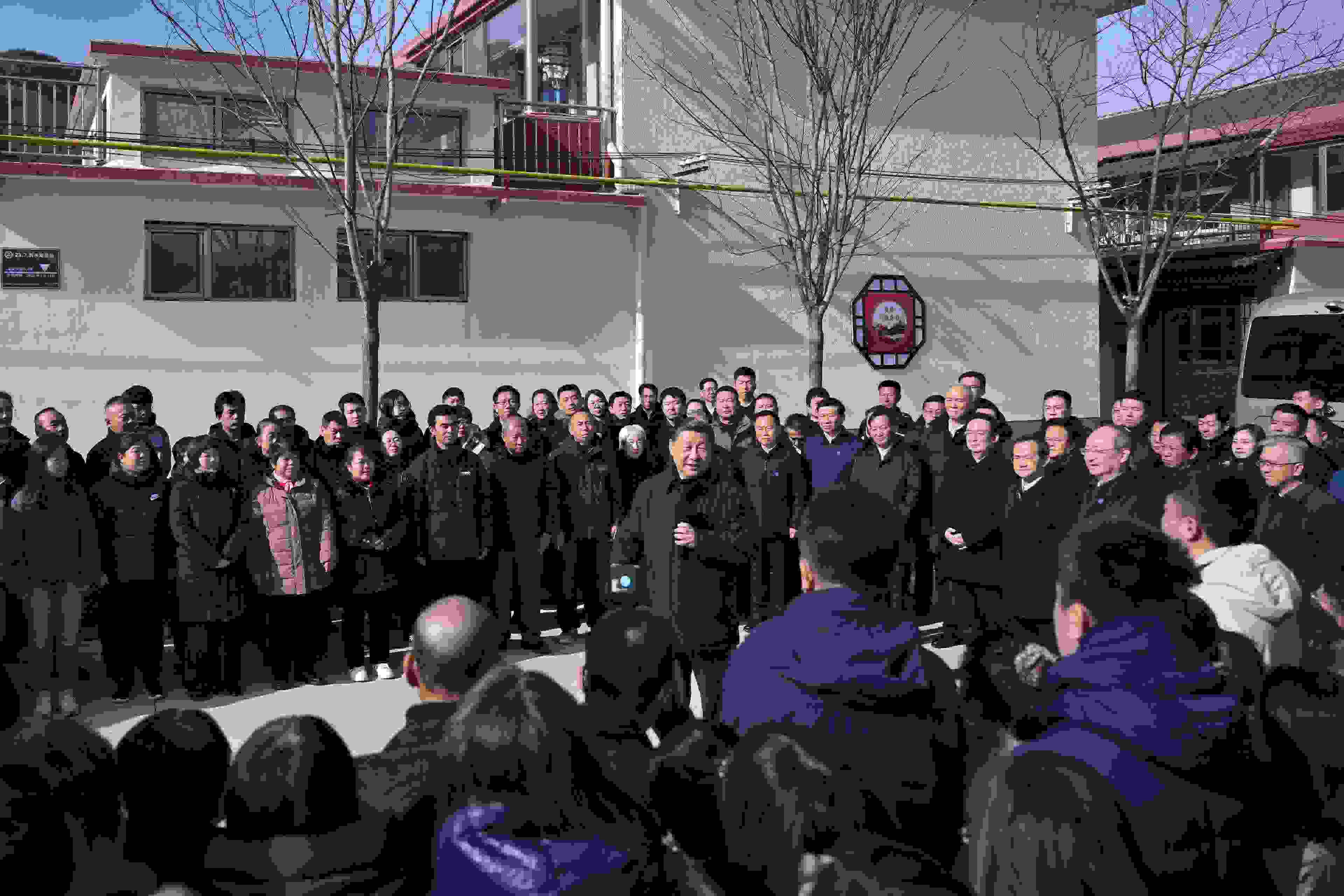 2023年11月10日，習近平總書記在北京市門頭溝區(qū)妙峰山鎮(zhèn)水峪嘴村考察時，同當?shù)厝罕娪H切交流。