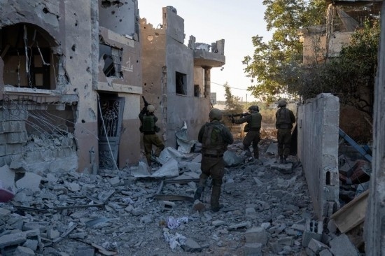 這張以色列國防軍11月12日發(fā)布的照片顯示，以軍地面部隊在加沙地帶北部開展軍事行動。新華社發(fā)