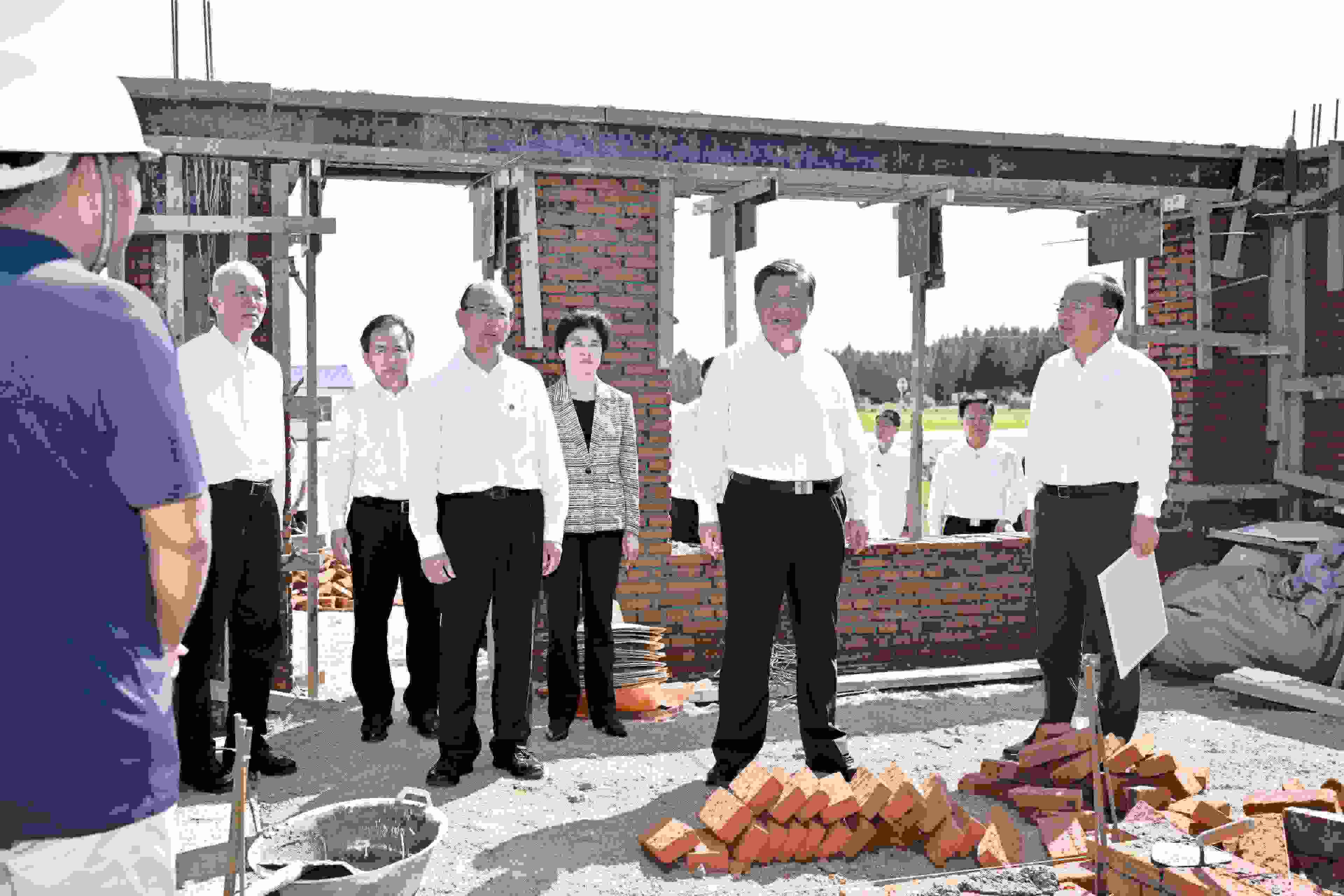 2023年9月7日，習近平總書記在遭受洪澇災害的黑龍江省哈爾濱尚志市老街基鄉(xiāng)龍王廟村，察看水毀房屋重建情況。