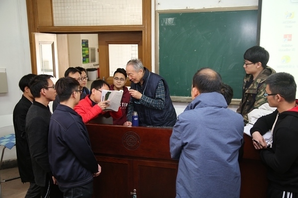 鐘萬勰院士為學(xué)生們答疑解惑。大連理工大學(xué)供圖