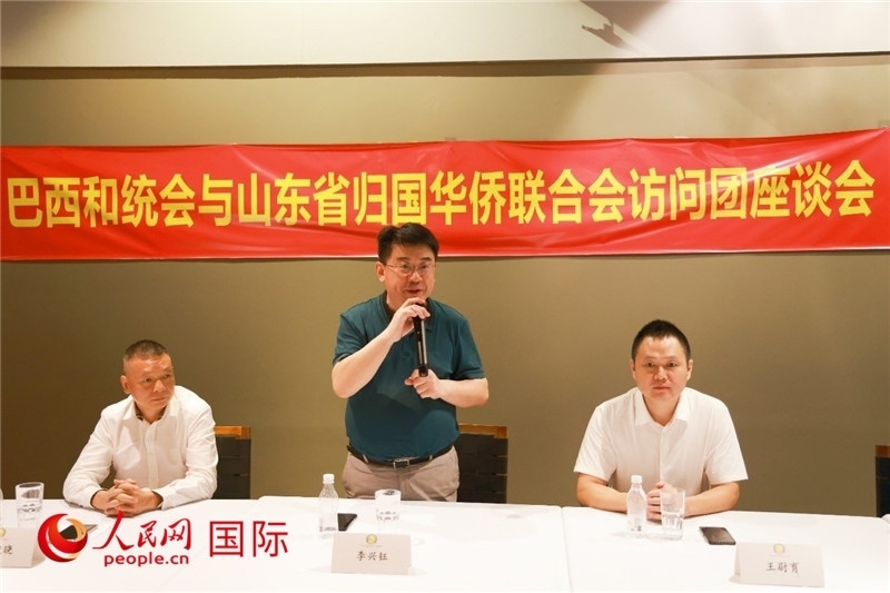 中國僑聯(lián)副主席、山東省僑聯(lián)主席李興鈺（中）在座談會上致辭。人民網記者 陳海琪攝