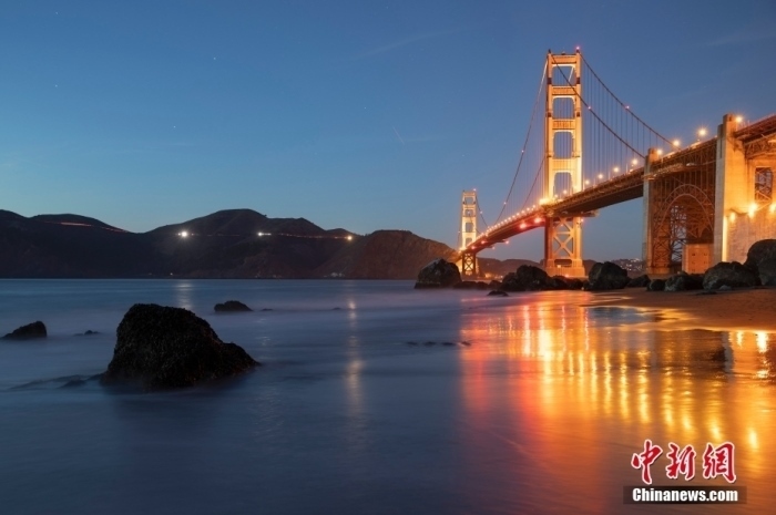 當(dāng)?shù)貢r間10月29日，美國舊金山金門大橋在海浪和夜色的襯托下美如一幅畫。<a target='_blank' href='/'><p class=