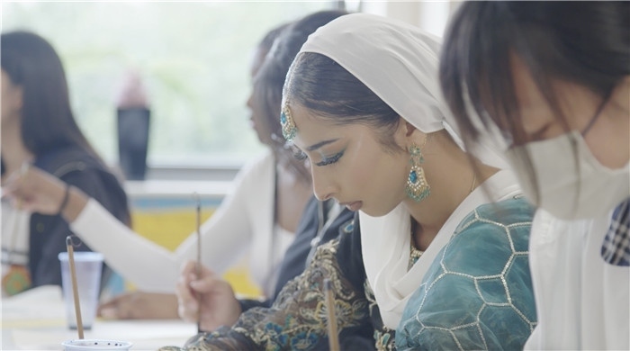 學(xué)生學(xué)習(xí)中國書法。帕特里克·謝德-西蒙茲攝