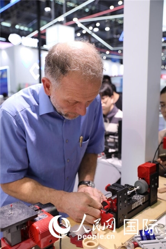 第25屆中國(guó)國(guó)際高新技術(shù)成果交易會(huì)15日在深圳開(kāi)幕，圖為展商現(xiàn)場(chǎng)演示精密加工工具。人民網(wǎng)記者 魯揚(yáng)攝