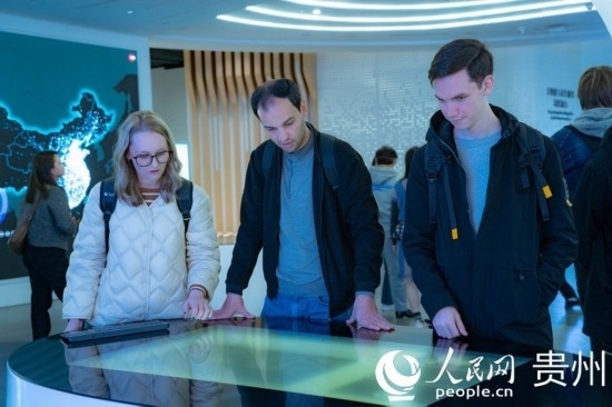 在國家大數(shù)據(jù)（貴州）綜合試驗(yàn)區(qū)交流體驗(yàn)中心，歐亞國家記者體驗(yàn)貴州大數(shù)據(jù)應(yīng)用場景。人民網(wǎng) 陽茜攝