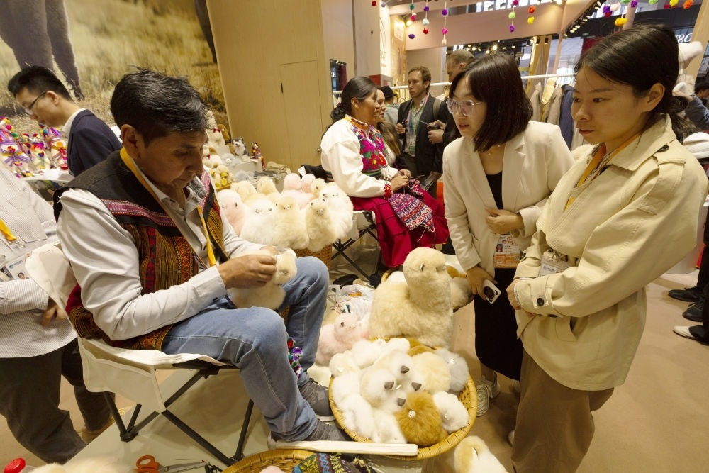 2023年11月7日，秘魯羊駝毛制品手藝人馬馬尼大叔在中國上海舉辦的第六屆進博會上展示羊駝玩偶制作工藝。秘魯特色羊駝毛制品連續(xù)六屆在進博會上亮相，收獲大量訂單。進博會大舞臺讓秘魯傳統(tǒng)手藝人有了更廣闊的發(fā)展空間。