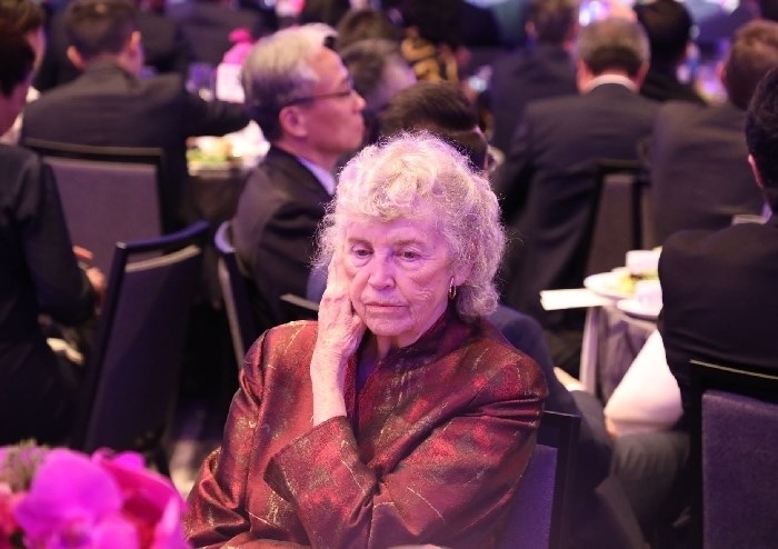 當(dāng)?shù)貢r(shí)間11月15日晚，國(guó)家主席習(xí)近平在美國(guó)舊金山出席美國(guó)友好團(tuán)體聯(lián)合舉行的歡迎宴會(huì)。在熱烈的掌聲中，習(xí)近平發(fā)表重要演講。圖為參加晚宴人士認(rèn)真聆聽(tīng)演講。人民日?qǐng)?bào)記者 李志偉 攝