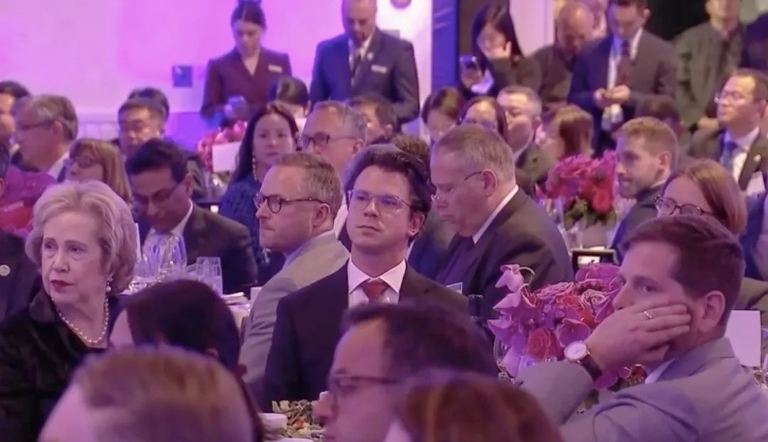 △當(dāng)?shù)貢r(shí)間11月15日晚，習(xí)近平主席在美國(guó)友好團(tuán)體聯(lián)合歡迎宴會(huì)上發(fā)表演講。圖為參加宴會(huì)的人士認(rèn)真聆聽演講。