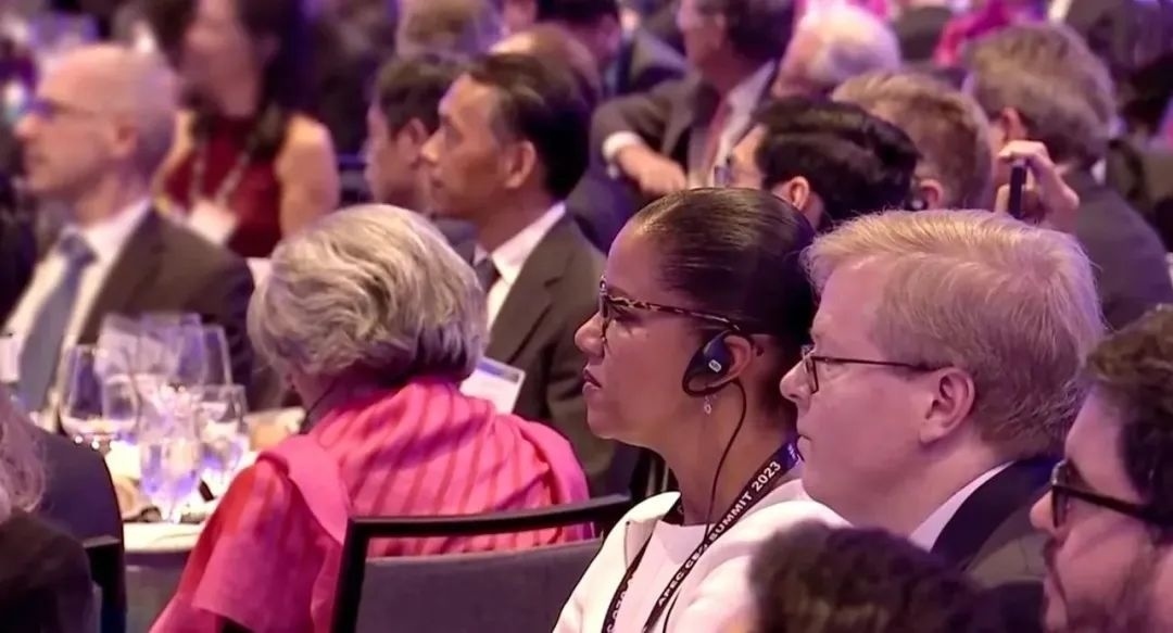 △參加宴會(huì)的人士認(rèn)真聆聽演講。