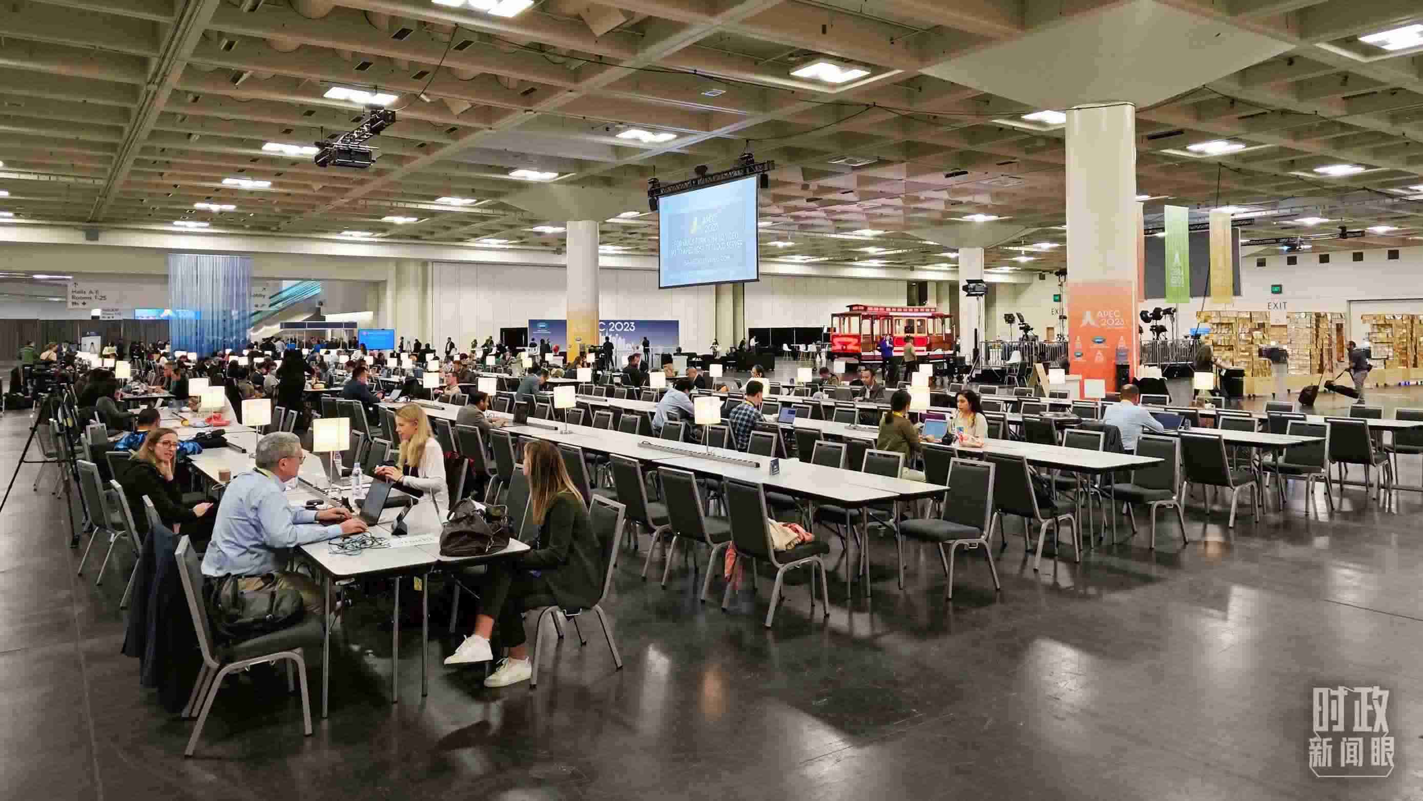 △APEC會議國際媒體中心，各國記者正在工作。（總臺央視記者王哈男拍攝）