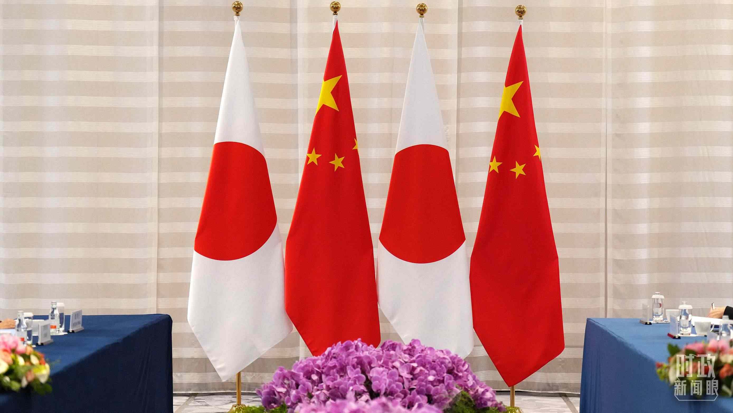 △會談現(xiàn)場的中日兩國國旗。（總臺國廣記者李晉拍攝）