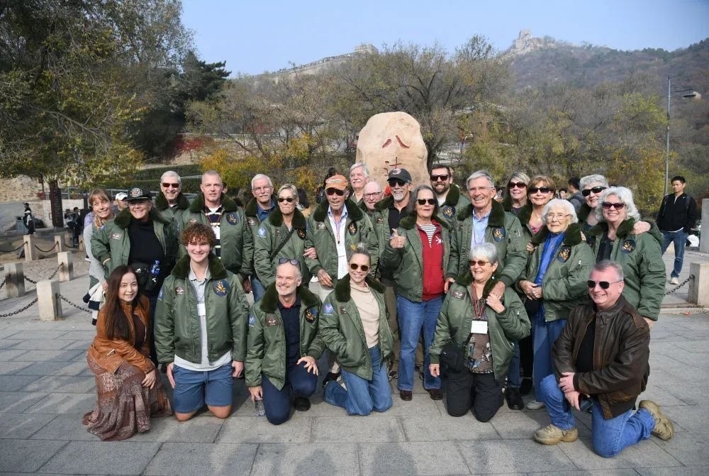 △2023年10月29日，飛虎隊(duì)老兵莫耶一行人在北京八達(dá)嶺長(zhǎng)城合影留念。