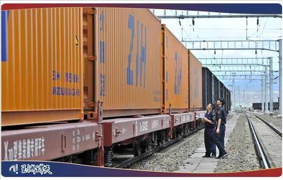 ｜｜新疆阿拉山口，中歐班列從這里經(jīng)過(guò)