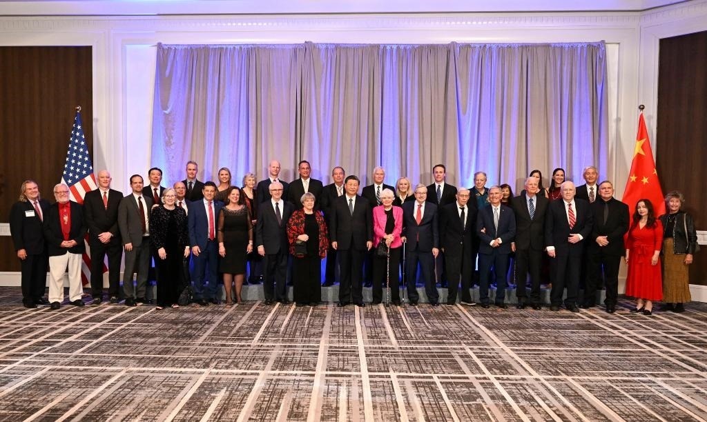 當(dāng)?shù)貢r(shí)間11月15日晚，國家主席習(xí)近平在美國舊金山出席美國友好團(tuán)體聯(lián)合舉行的歡迎宴會(huì)。這是宴會(huì)開始前，習(xí)近平會(huì)見飛虎隊(duì)和史迪威將軍后人、鼓嶺、艾奧瓦州、華盛頓州等方面友好人士代表，同他們親切交談并合影留念。