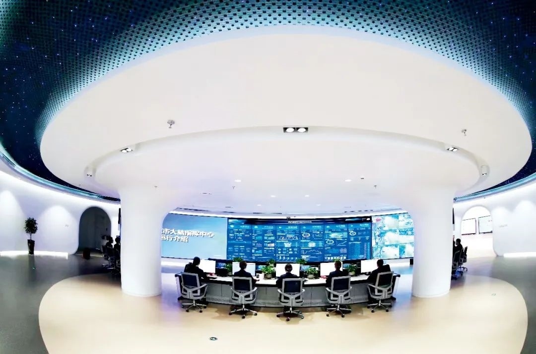 2021年2月2日，江西省撫州市東鄉(xiāng)區(qū)城市大腦指揮中心，工作人員通過城市大腦指揮平臺實時監(jiān)控、抓取、分析相關案件。