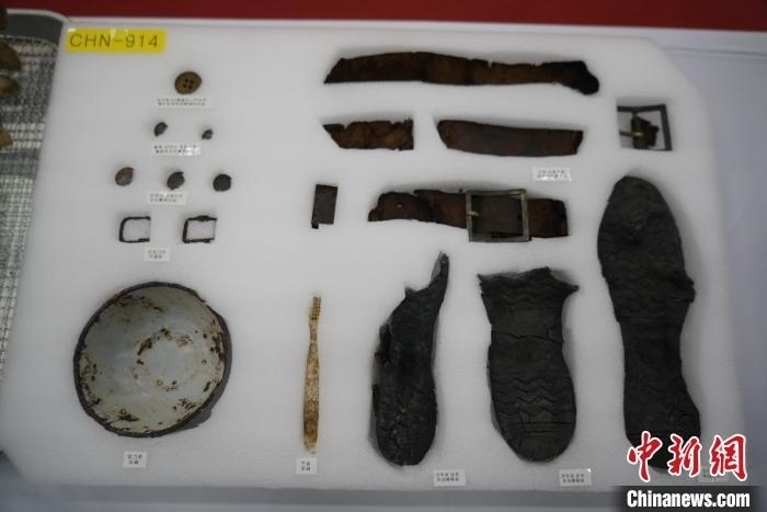 當(dāng)?shù)貢r間11月22日上午，第十批在韓中國人民志愿軍烈士遺骸裝殮儀式在韓國舉行。圖為裝殮儀式現(xiàn)場拍攝的部分志愿軍烈士遺物。中新社記者劉旭 攝